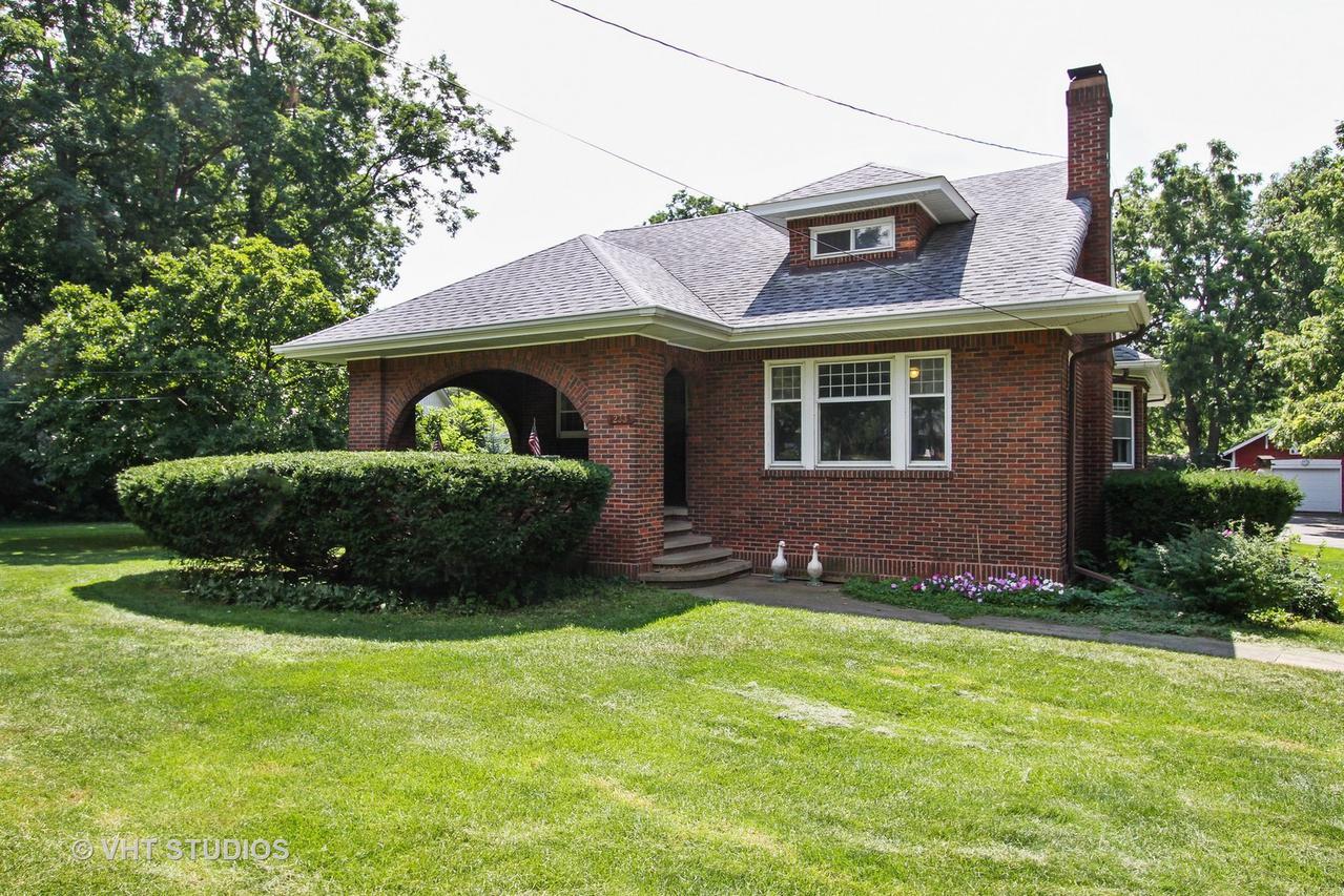 233 W Woodstock St., Crystal Lake, IL 60014
