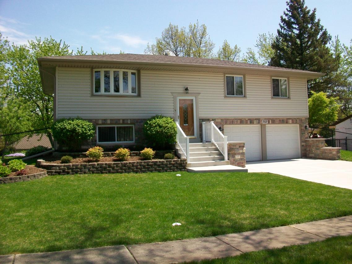 707 Brewster Ln., Schaumburg, IL 60193