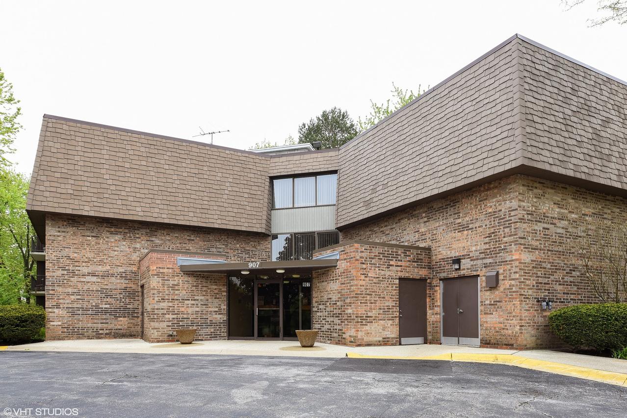 907 S Williams St. #214, Westmont, IL 60559