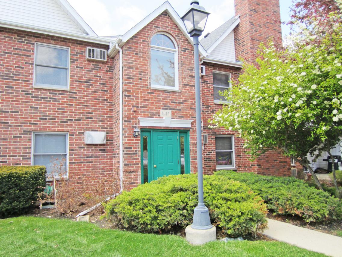 1315 Cunat Ct. #2A, Lake In The Hills, IL 60156