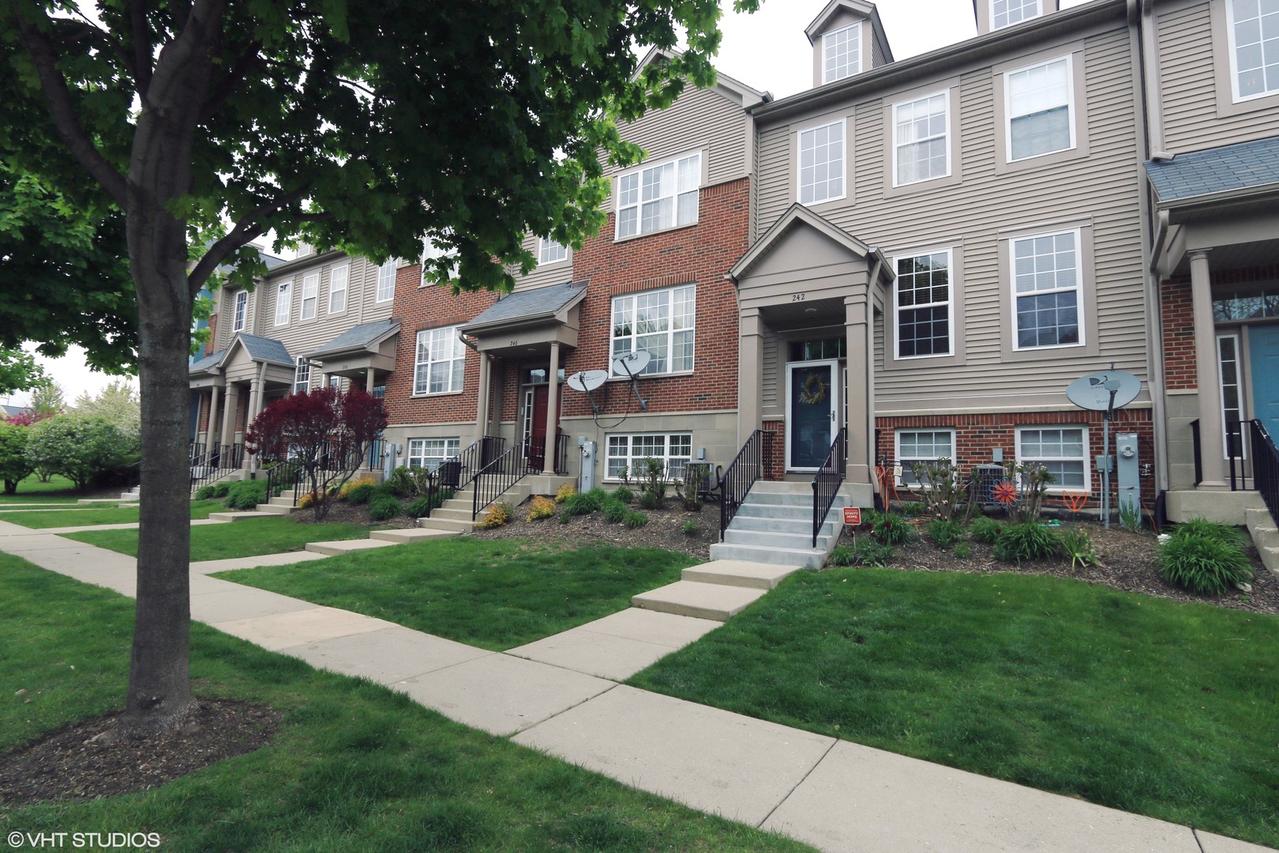 242 Station Park Cir., Grayslake, IL 60030