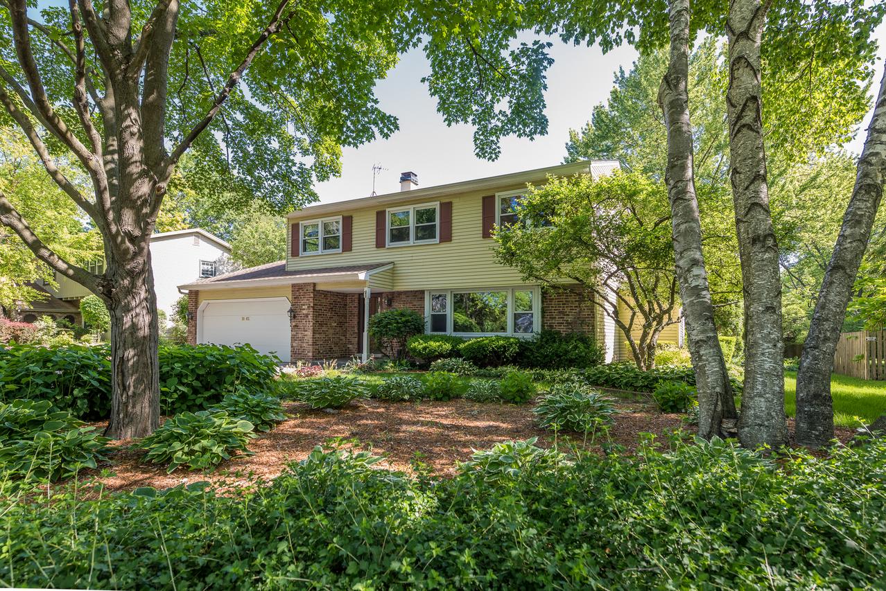 2S471 Seneca Dr., Wheaton, IL 60189