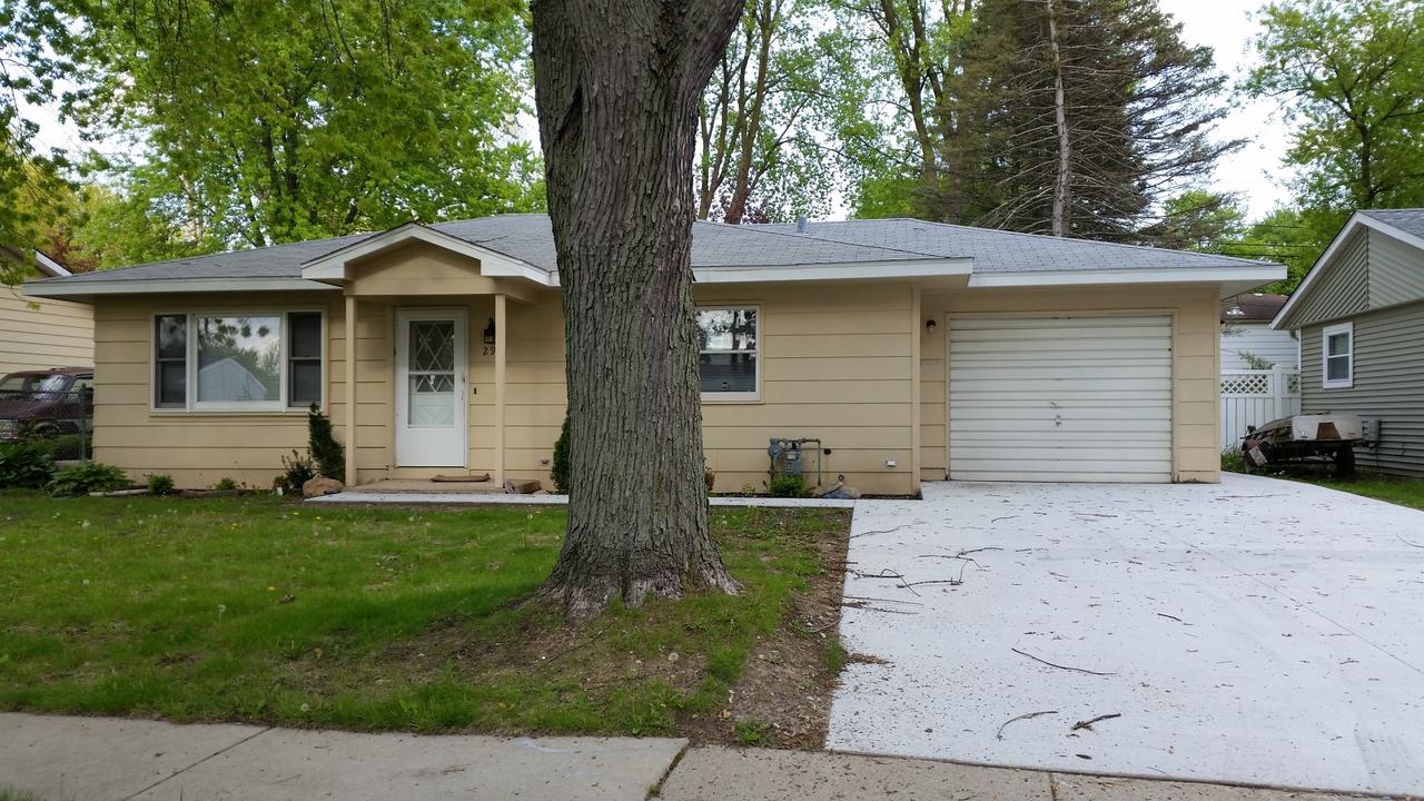 295 Hickory Dr., Crystal Lake, IL 60014