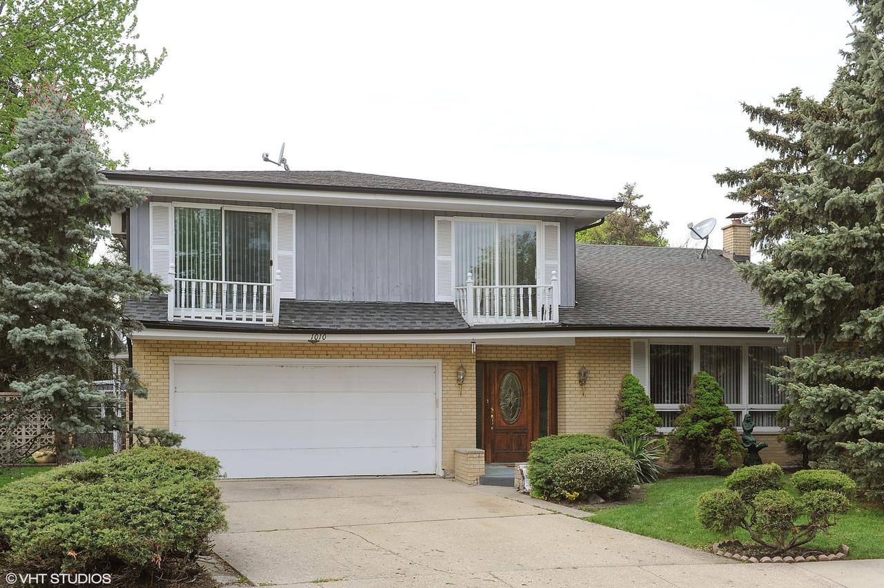 1010 Crimson Dr., Wheeling, IL 60090