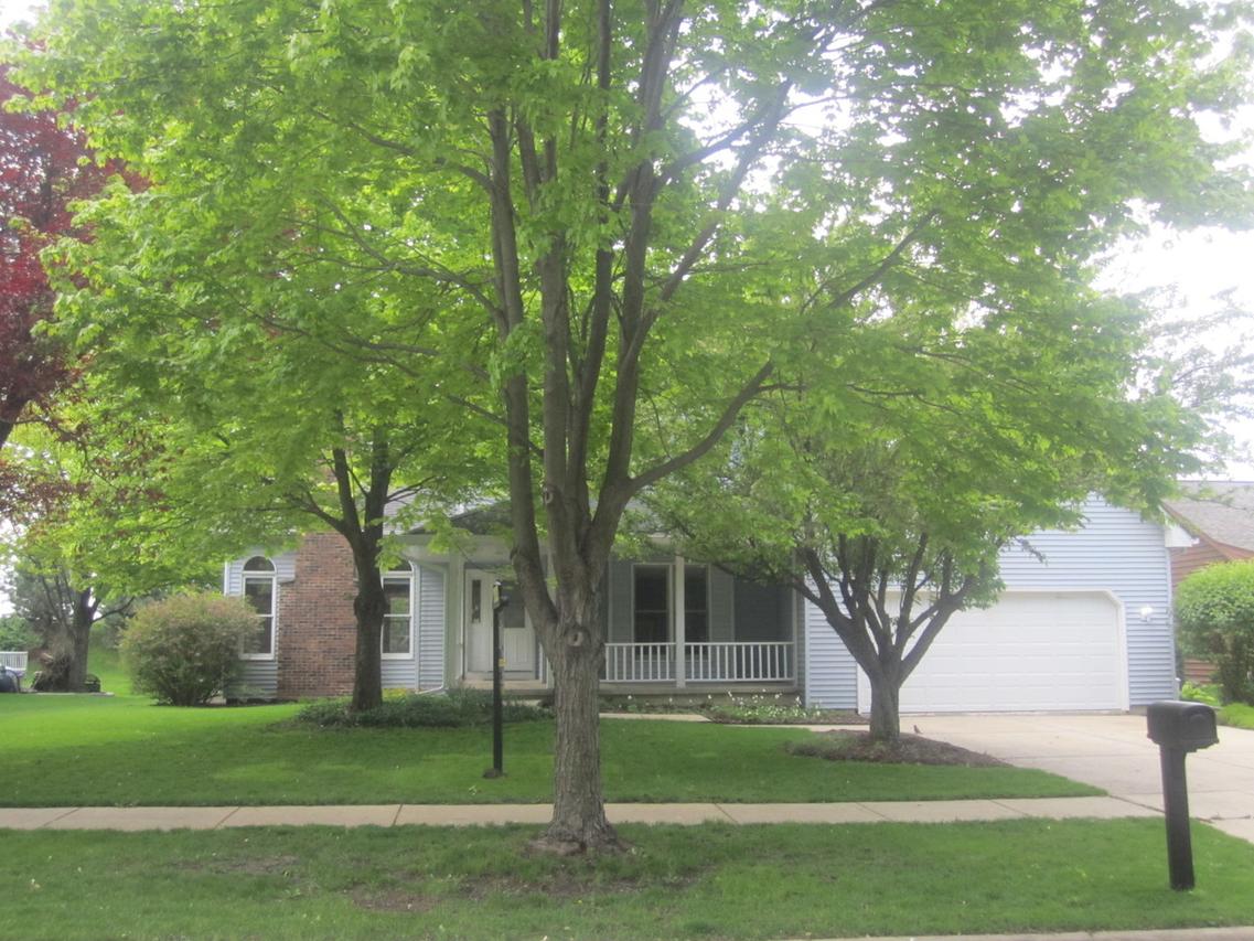 105 N Whispering Hills Dr., Naperville, IL 60540