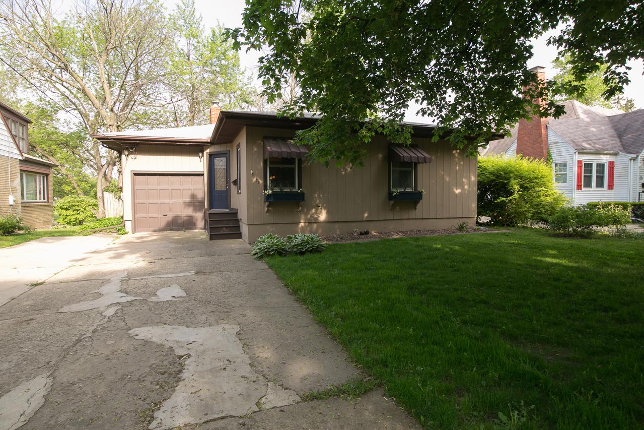 922 N 9th St., Dekalb, IL 60115