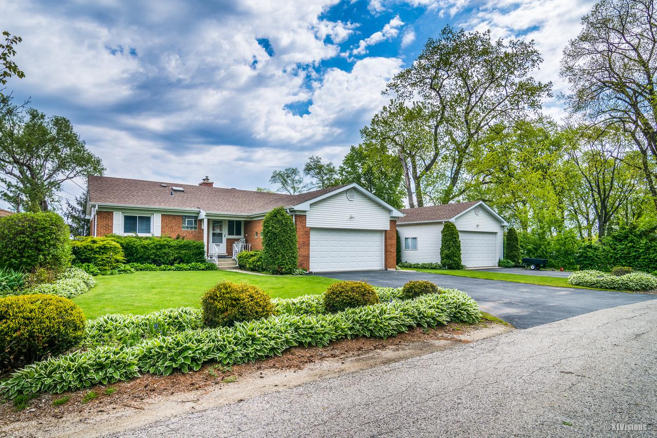 705 N Lakeview Dr., Round Lake, IL 60073