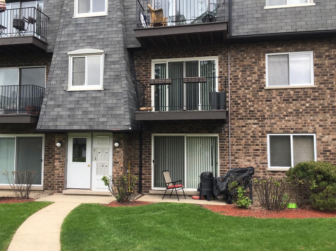 9415 Bay Colony Dr. #1W, Des Plaines, IL 60016