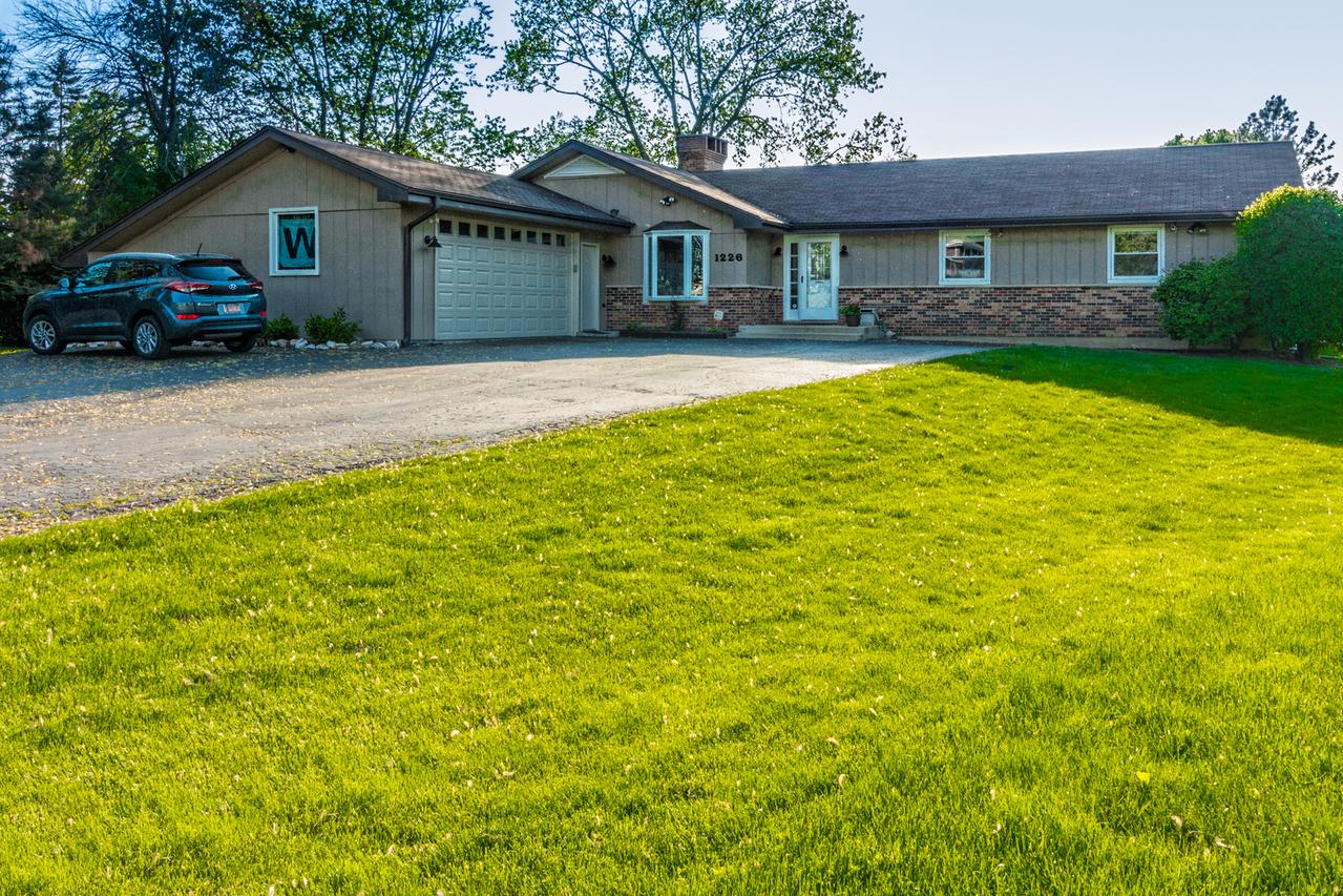 1226 Thornwood Dr., Schaumburg, IL 60193