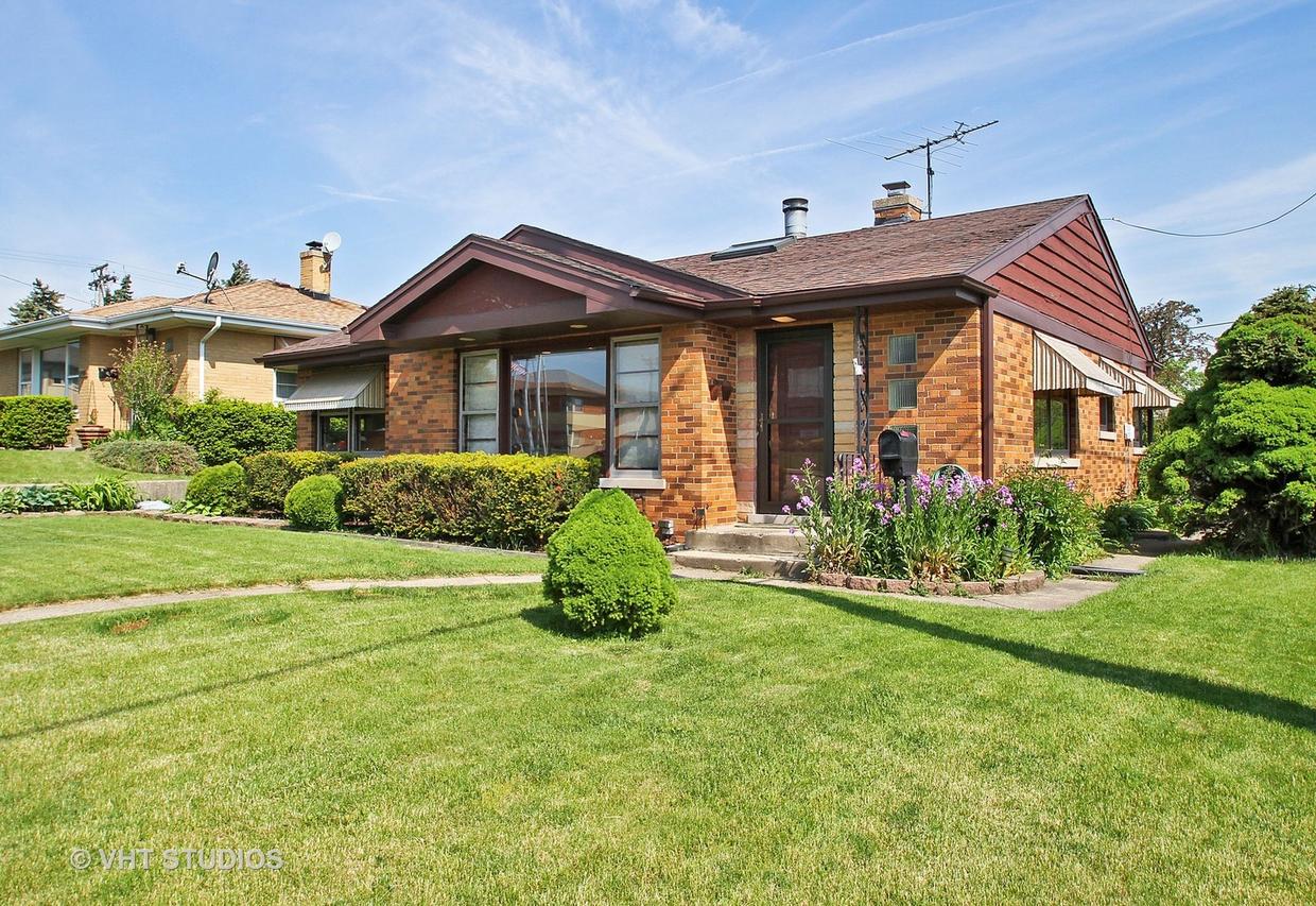 7036 W Howard St., Niles, IL 60714