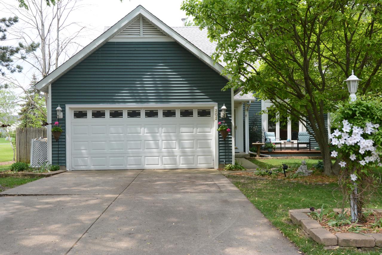 202 N Oltendorf Rd., Streamwood, IL 60107