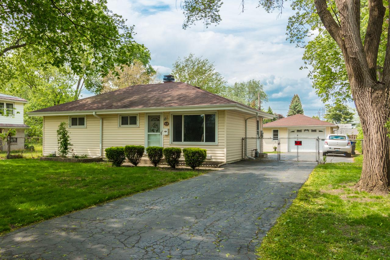 208 Oakwood Ave., Des Plaines, IL 60016