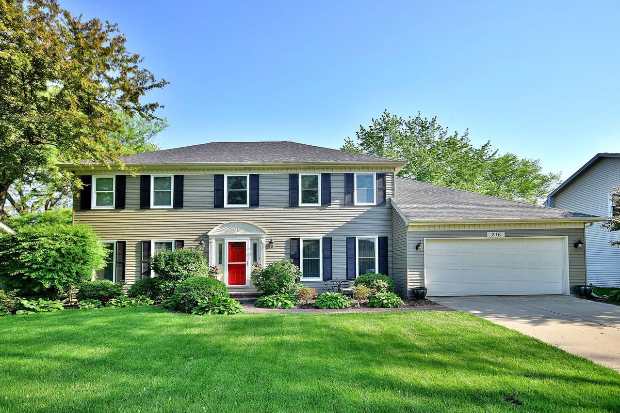 216 N Whispering Hills Dr., Naperville, IL 60540