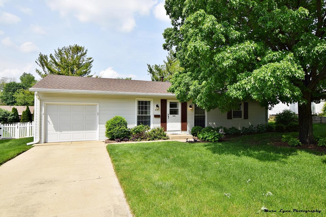 811 S 10th Ave., St. Charles, IL 60174