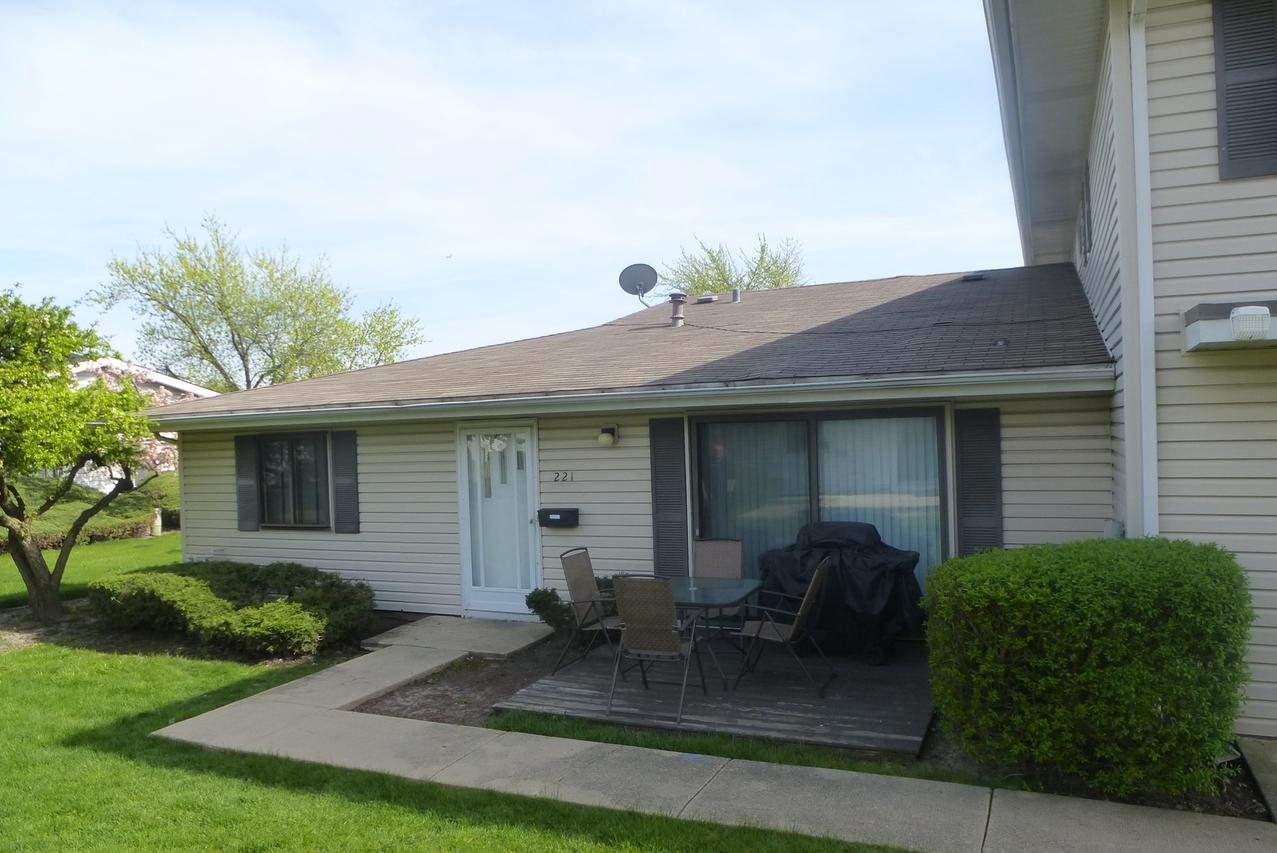 221 Barcliffe Ln., Schaumburg, IL 60194