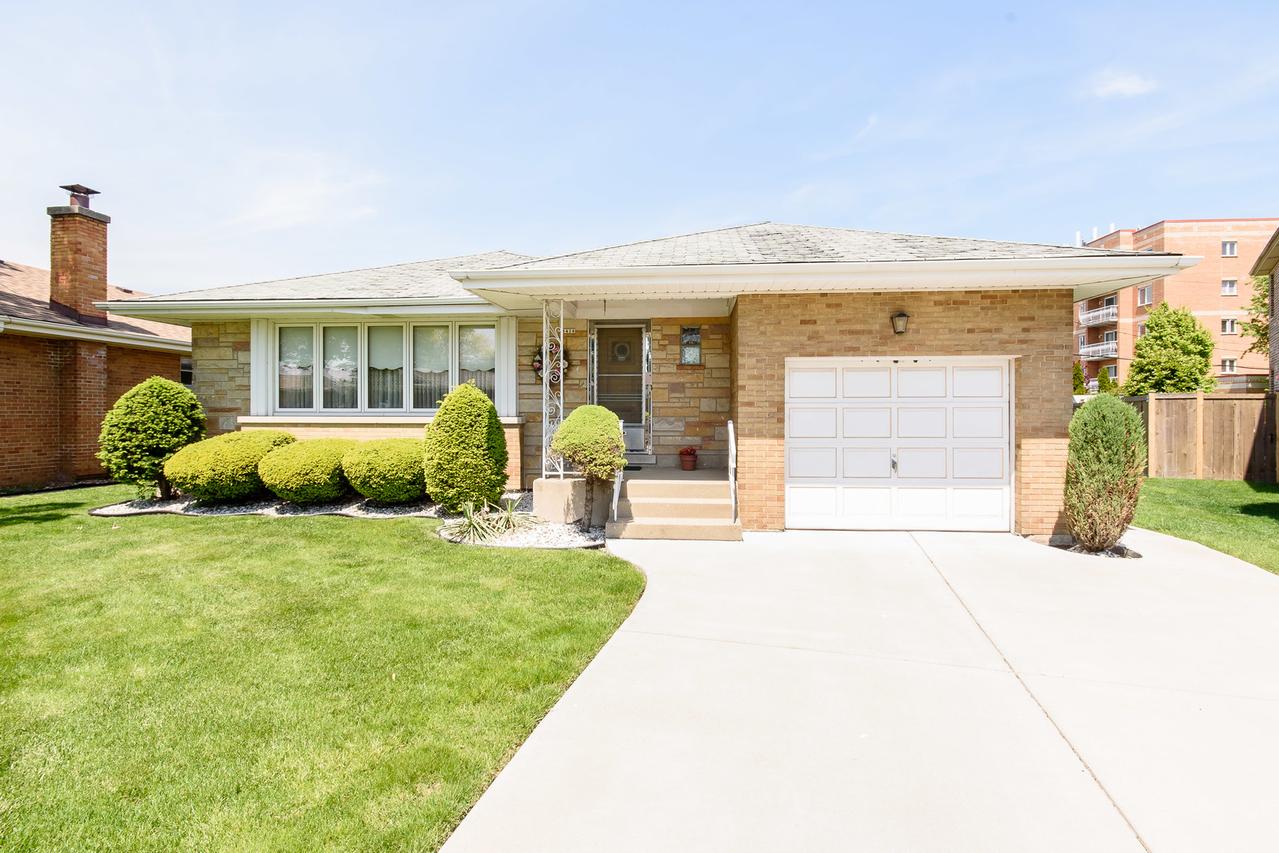 8428 W Sunnyside Ave., Chicago, IL 60656