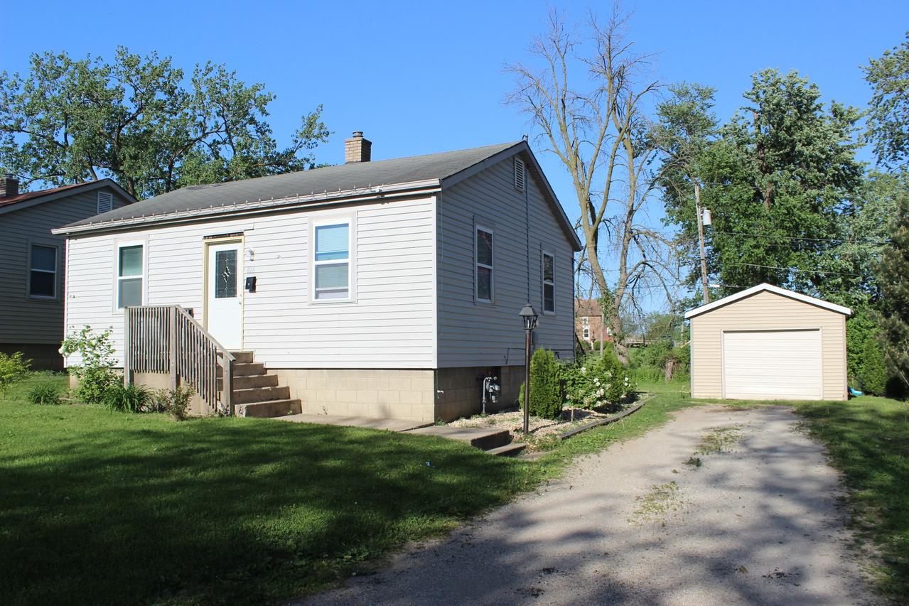 828 Holm Dr., Joliet, IL 60432