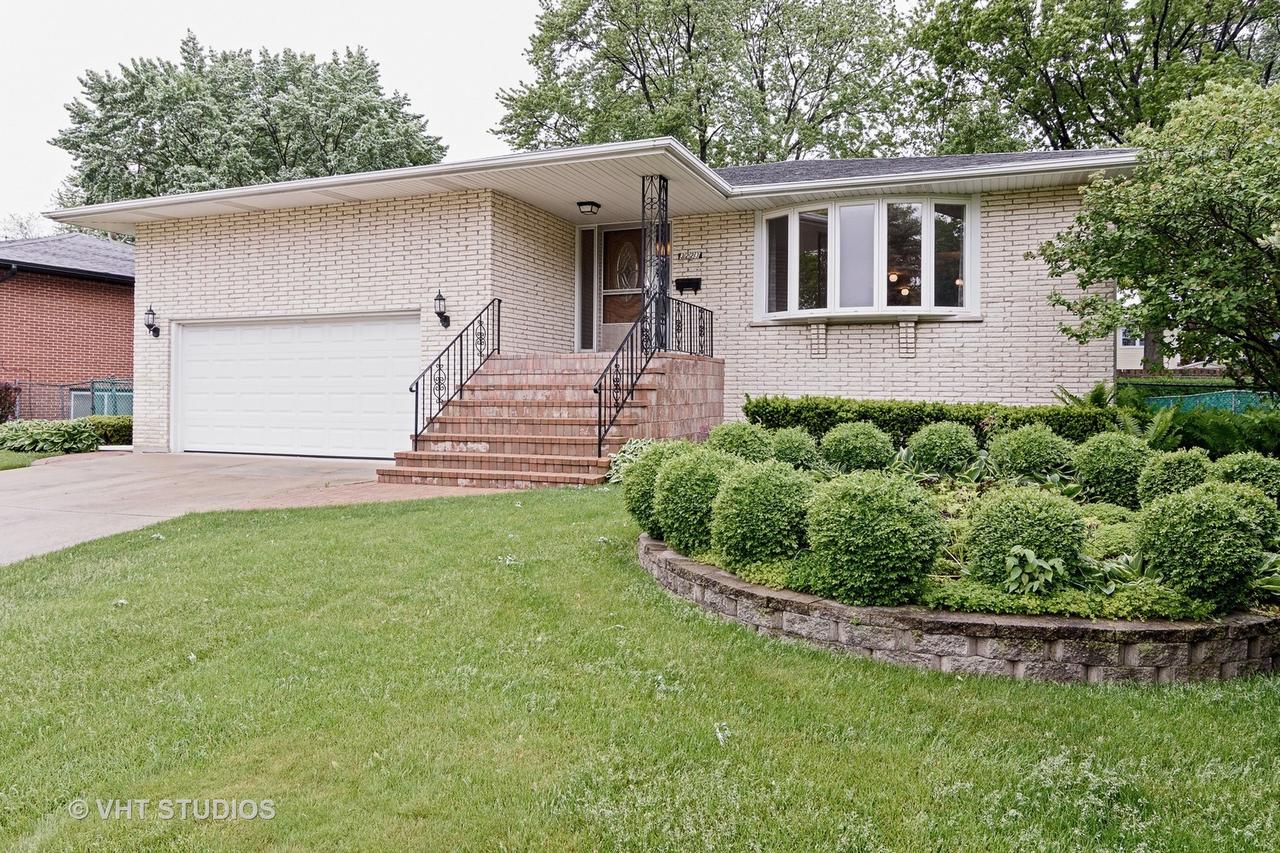 3223 Brookmeade Dr., Rolling Meadows, IL 60008