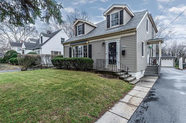 341 Ridgewood Ave., Glen Ellyn, IL 60137