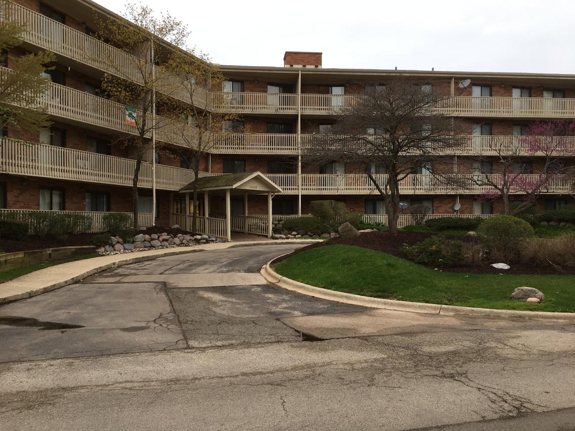 1800 Wedgewood Dr. #305, Gurnee, IL 60031
