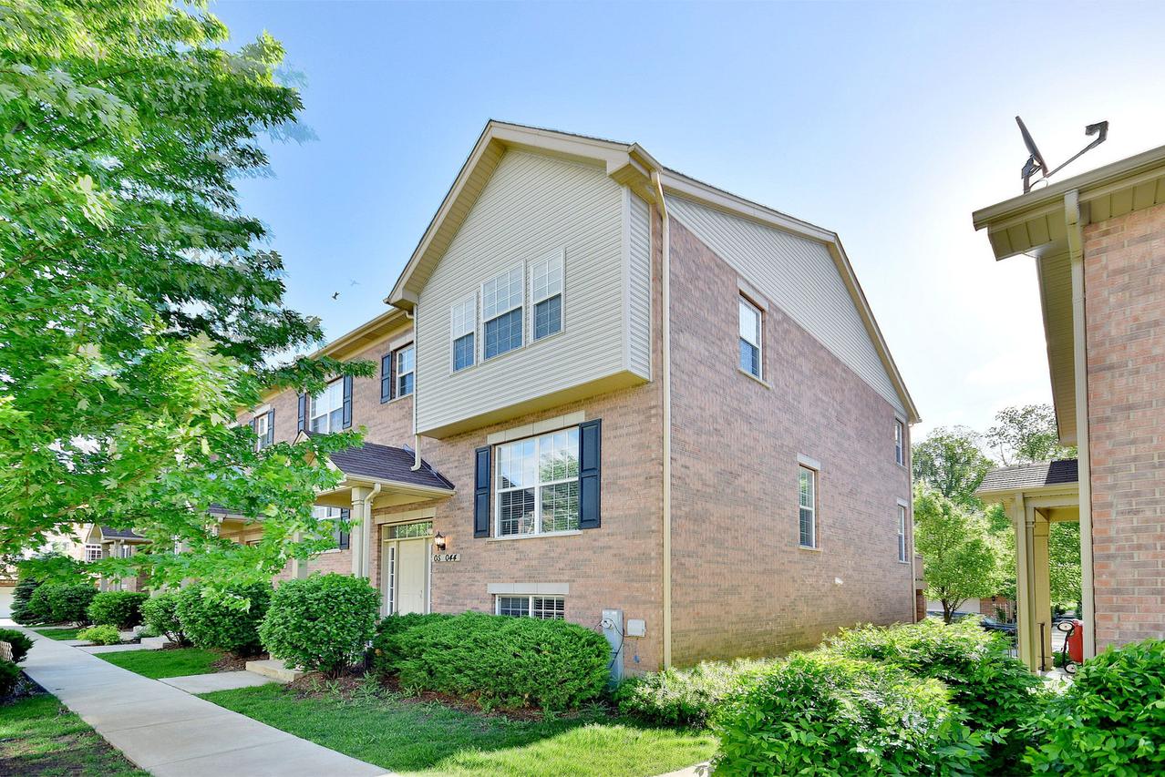 0S044 Kerry Ct., Winfield, IL 60190
