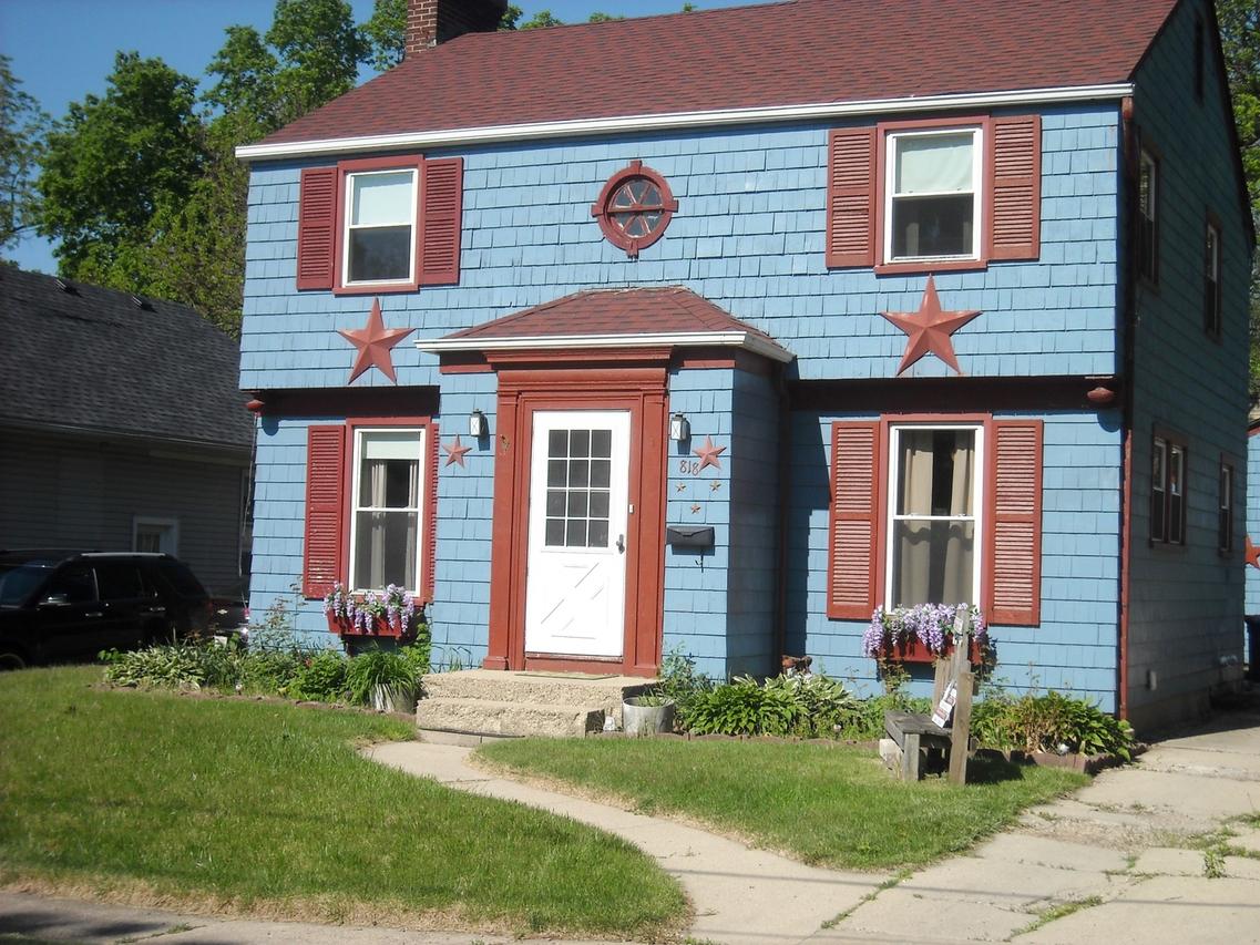 818 Hammond Ave., Aurora, IL 60506
