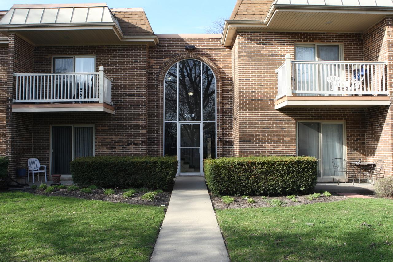 2418 N Kennicott Dr. #2C, Arlington Heights, IL 60004
