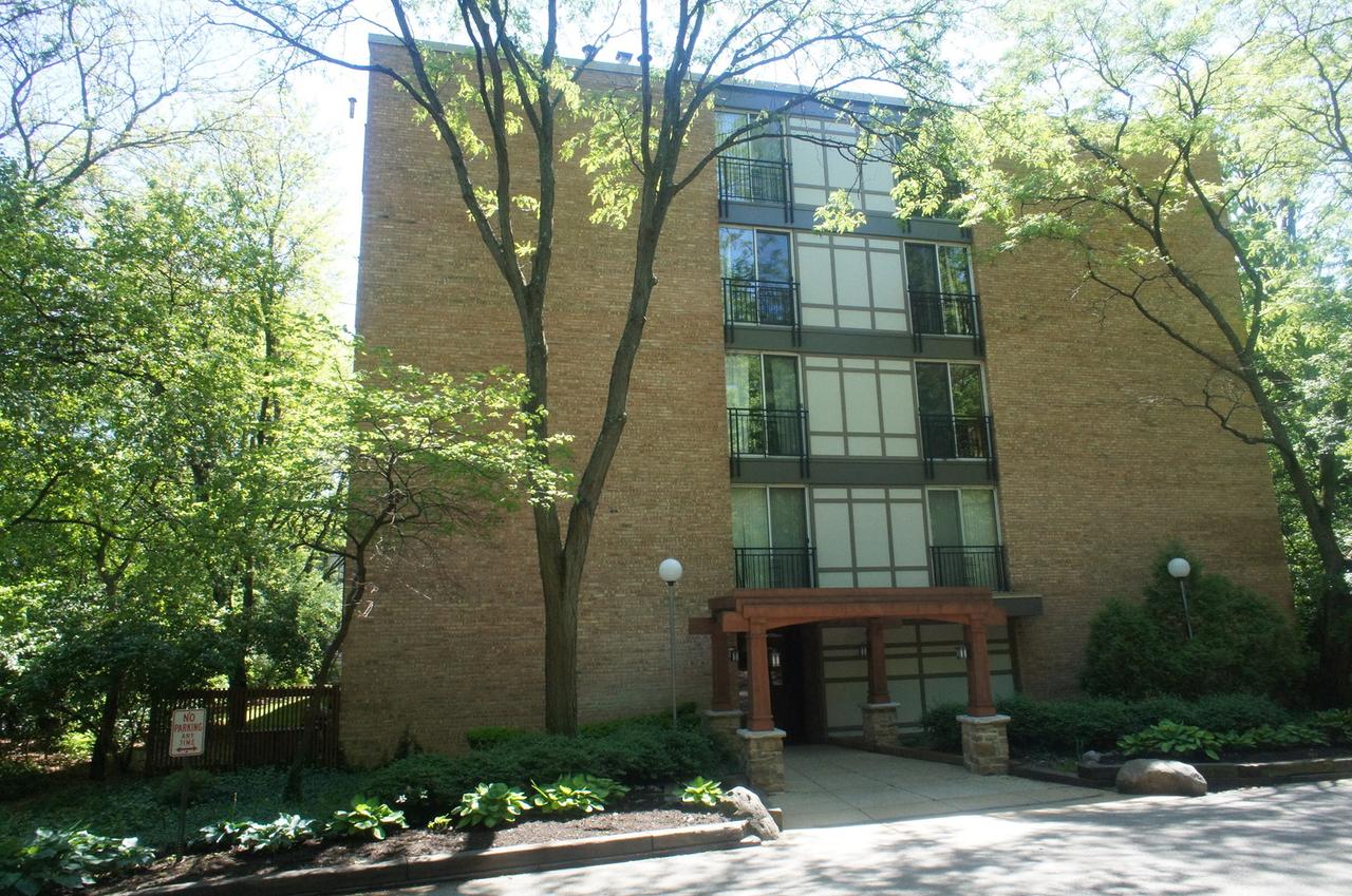 5800 Oakwood Dr. #2M, Lisle, IL 60532