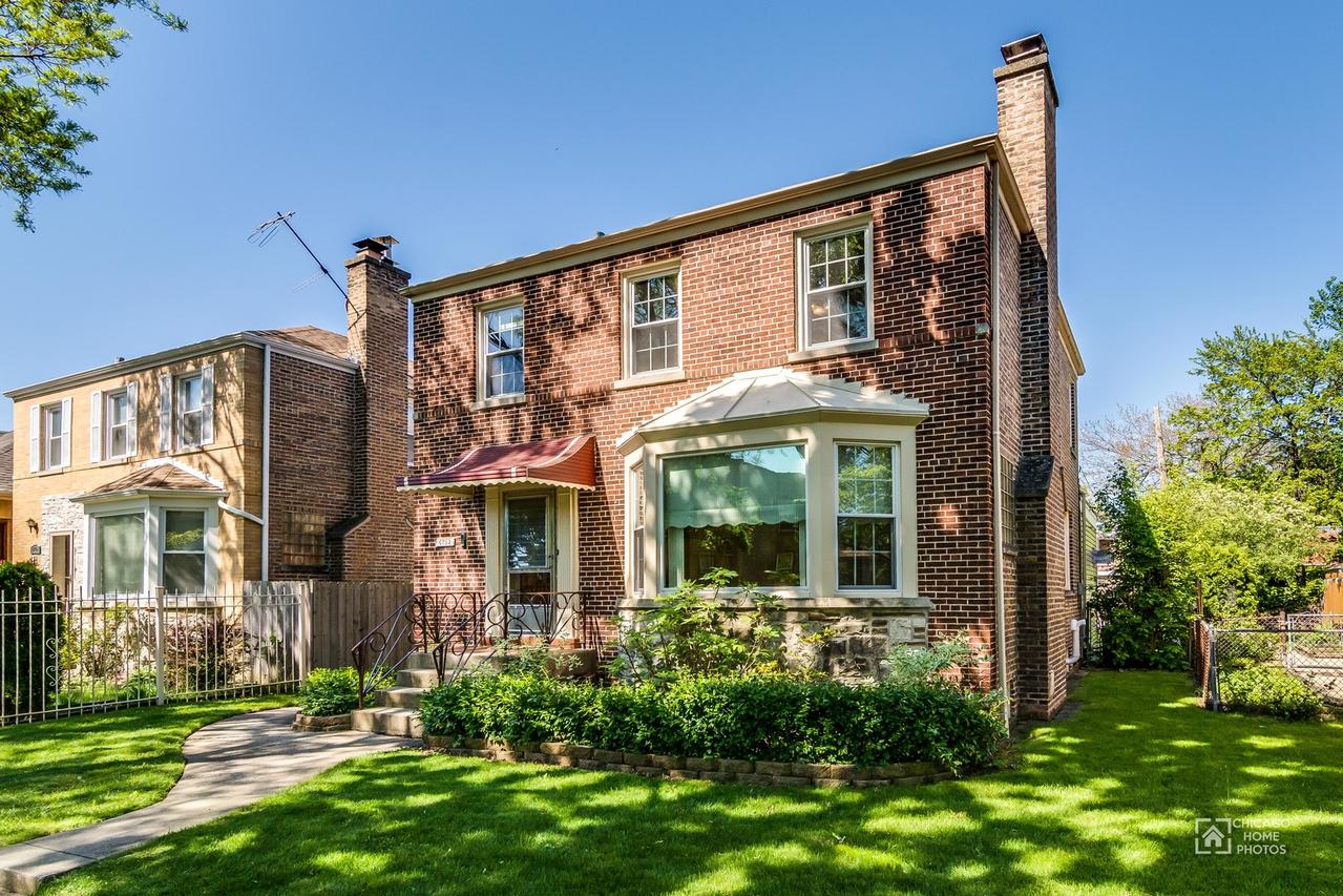 6752 N Maplewood Ave., Chicago, IL 60645