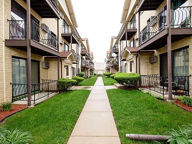 7224 W Wrightwood Ave. #104, Elmwood Park, IL 60707
