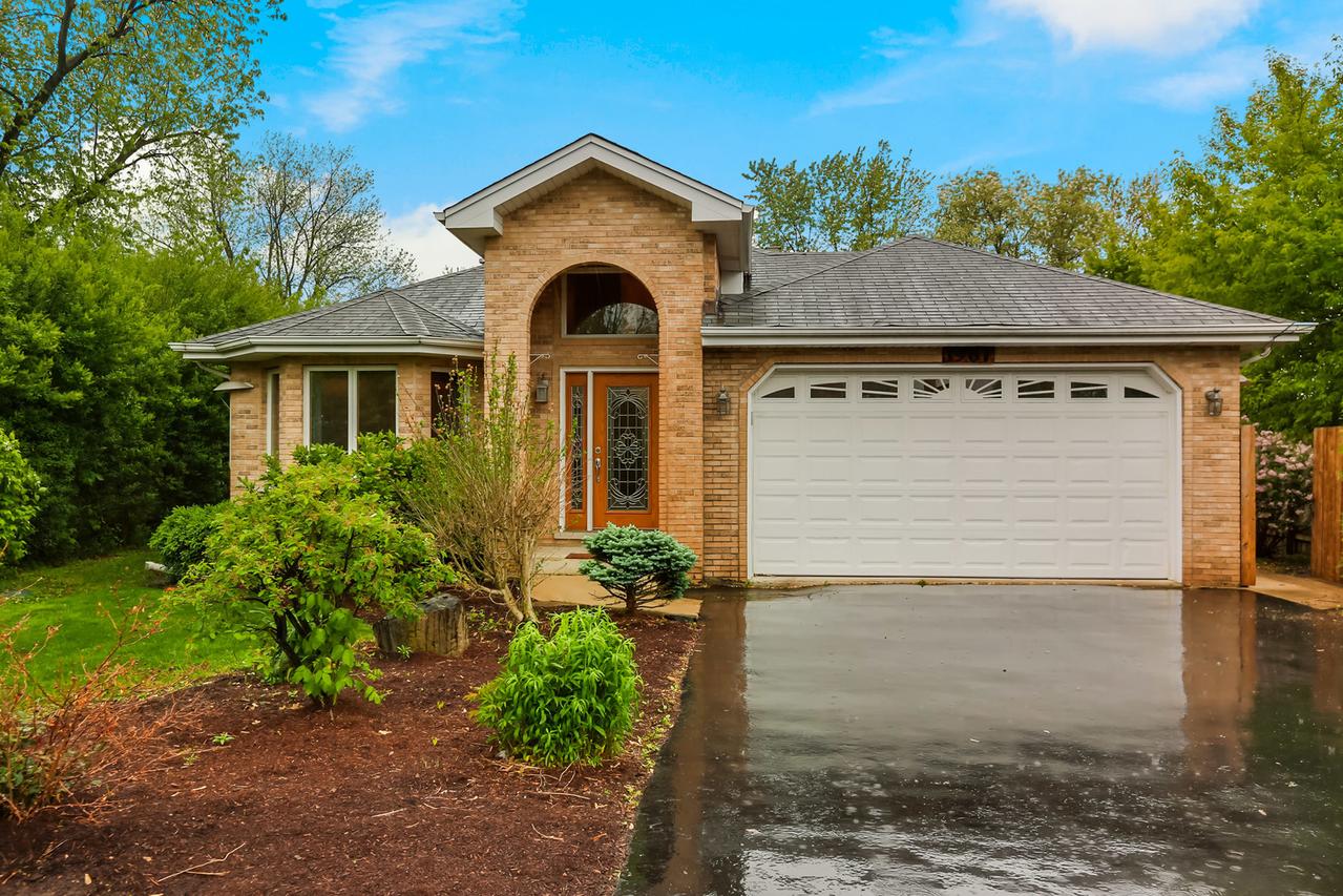 1967 Hitchcock Ave., Downers Grove, IL 60515