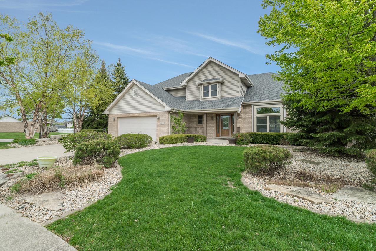 702 Dartmouth Ln., New Lenox, IL 60451