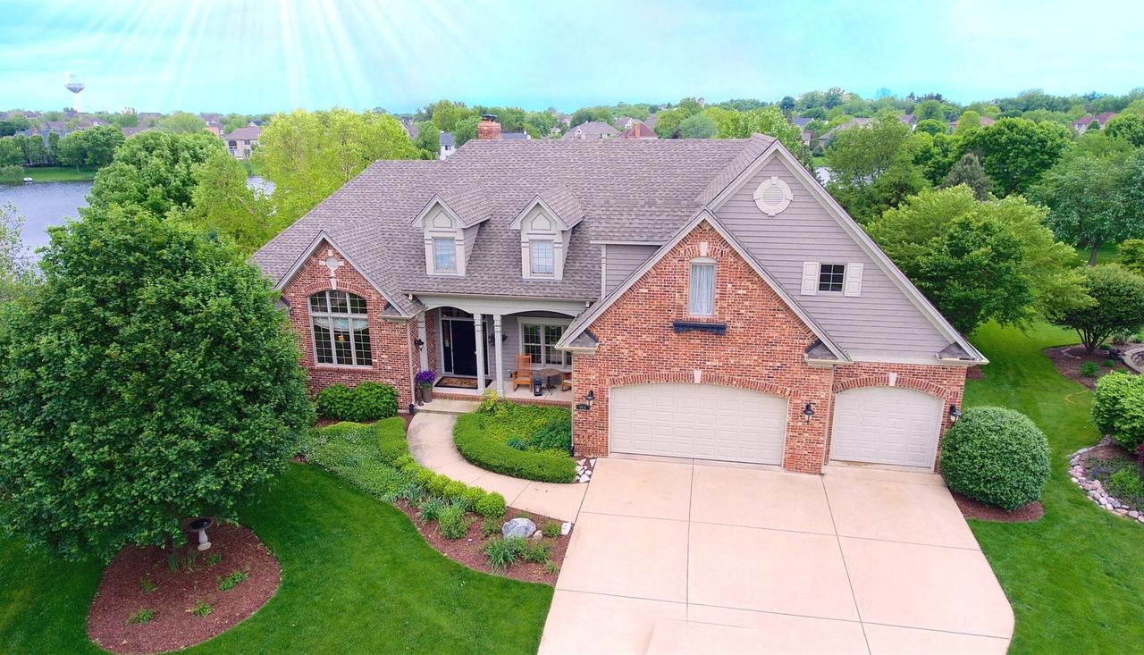 915 Abbey Ct., Sugar Grove, IL 60554