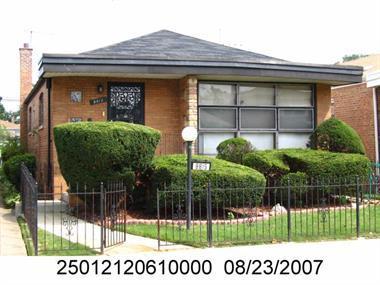 8815 S Paxton Ave., Chicago, IL 60617