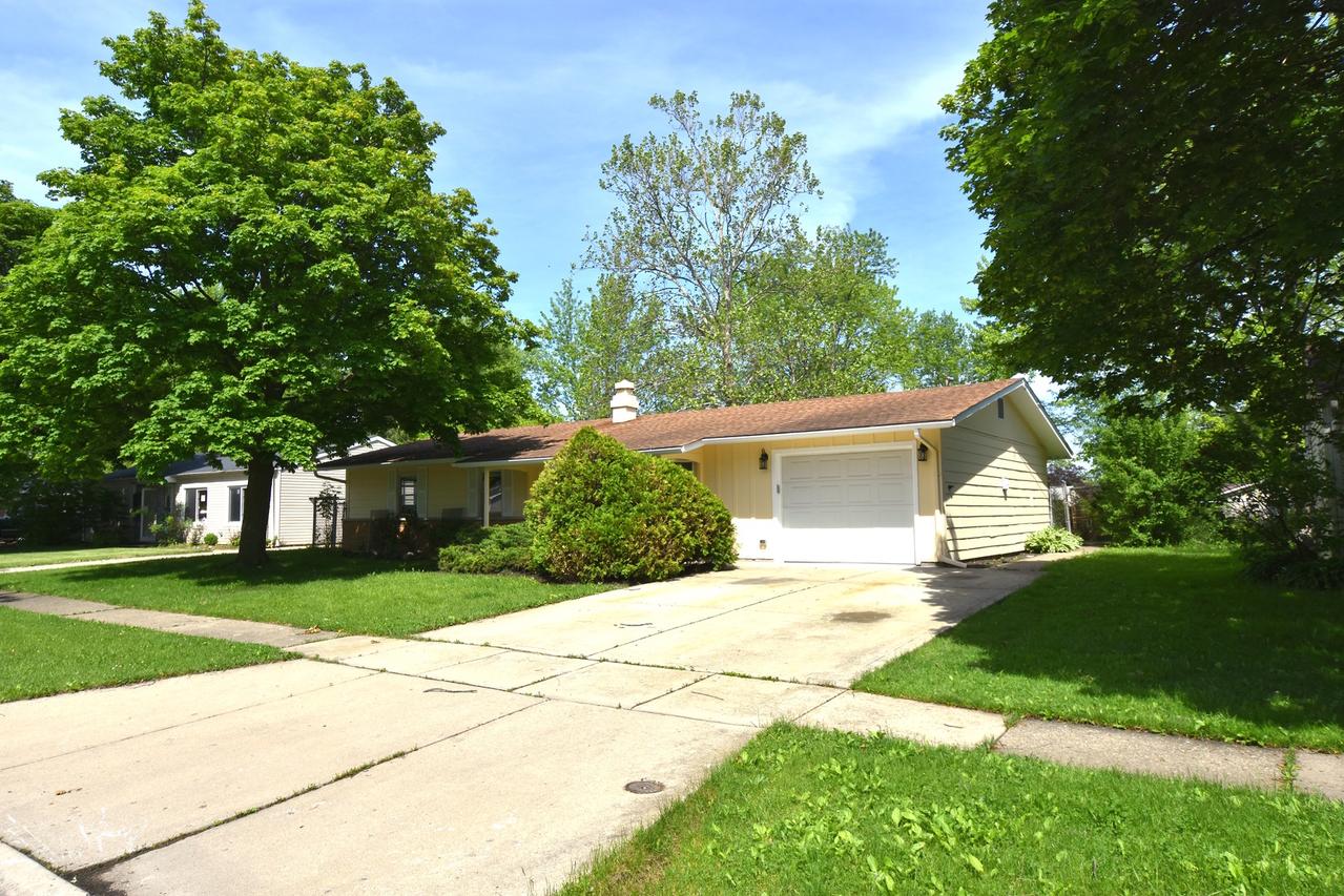 619 Lincolnwood Dr., Streamwood, IL 60107