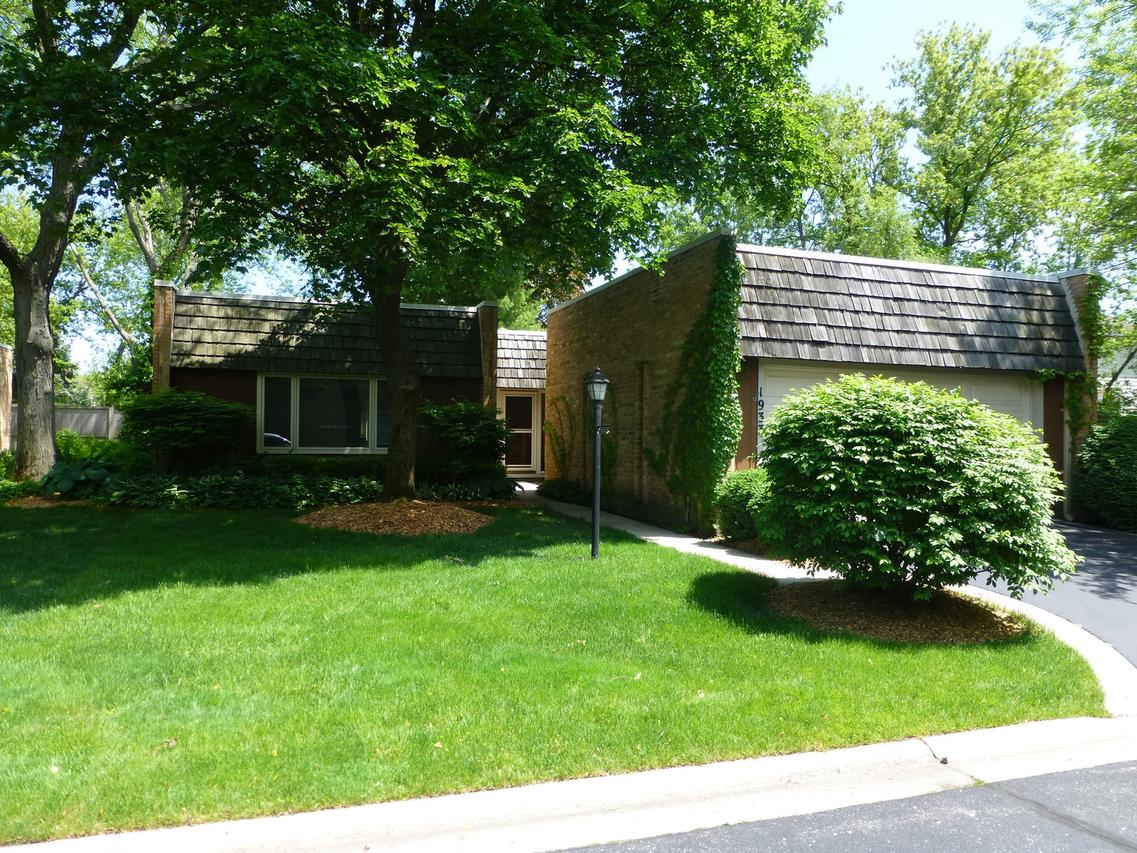 1933 Somerset Ln., Northbrook, IL 60062