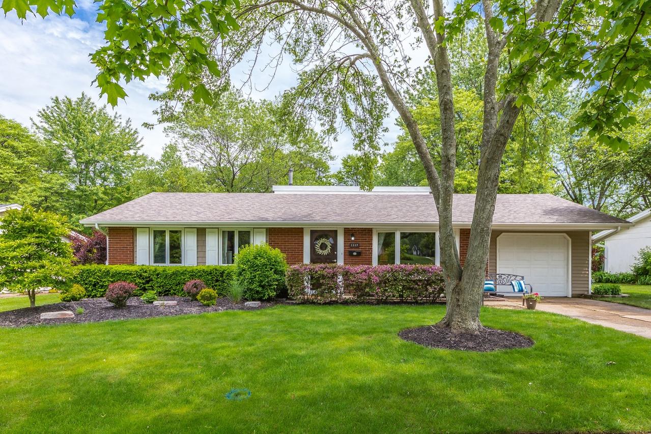1117 Country Club Ln., Schaumburg, IL 60193