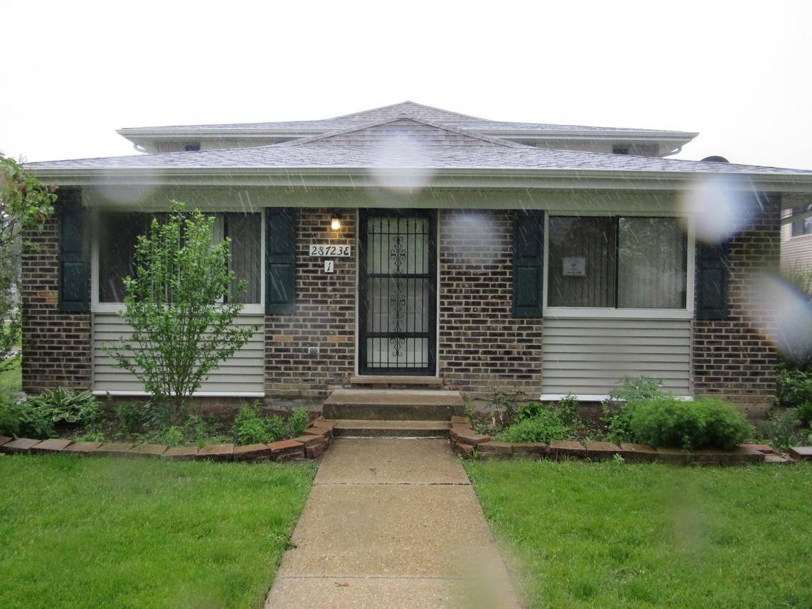 2S723 Winchester Cir. #1E, Warrenville, IL 60555