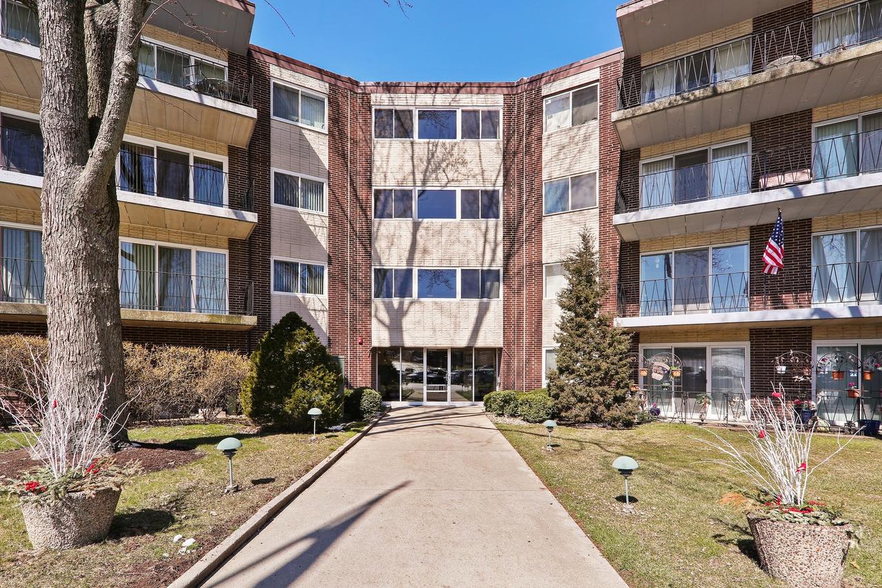 5540 Walnut Ave. #1C, Downers Grove, IL 60515