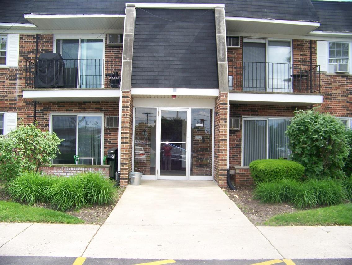 2431 Ogden Ave. #4, Downers Grove, IL 60515