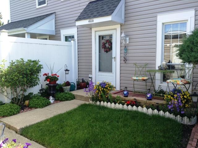406 Northampton Ln., Roselle, IL 60172