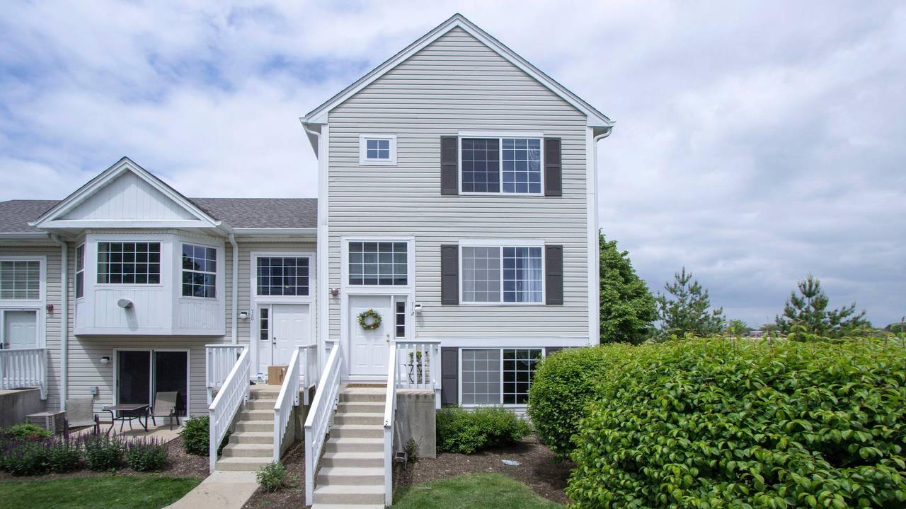 712 E Victoria Cir., North Aurora, IL 60542