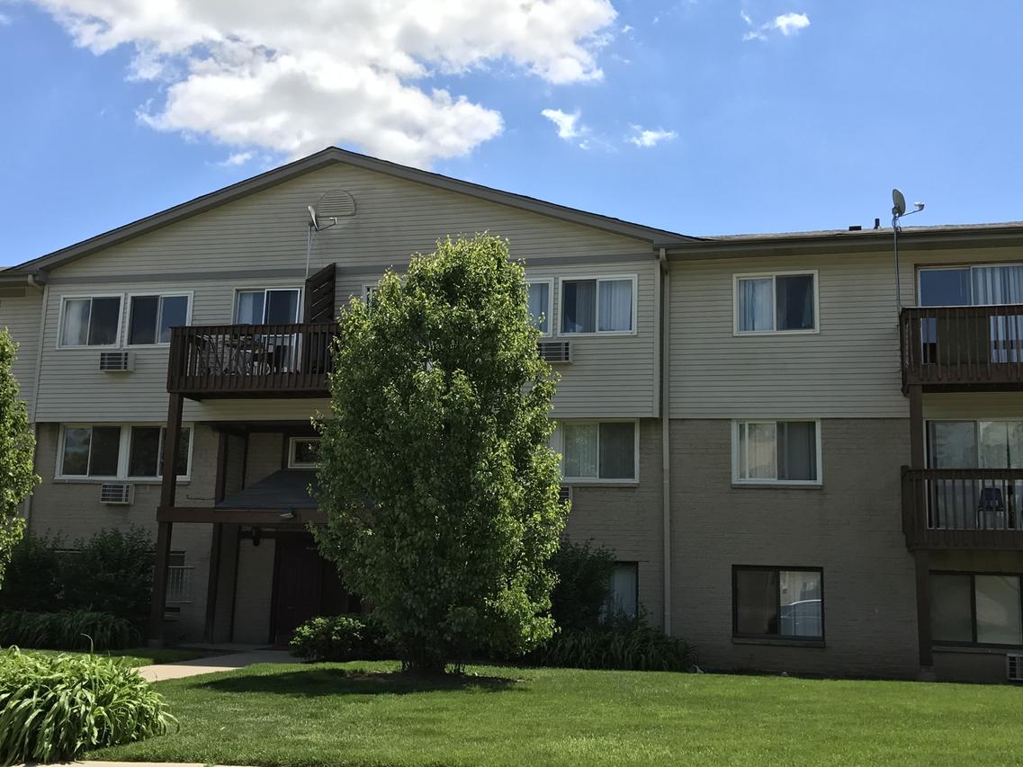 555 Deepwoods Dr. #1F, Mundelein, IL 60060