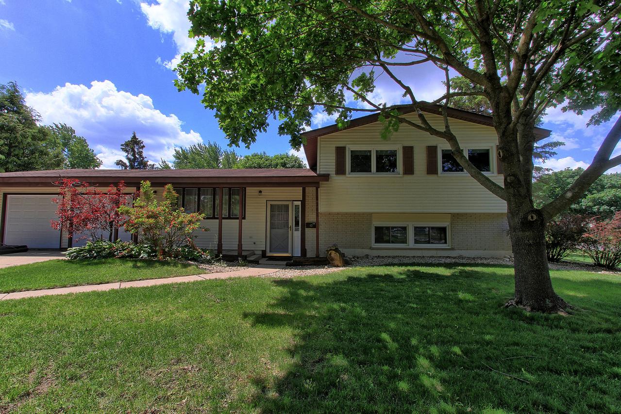 261 Wellington Dr., Crystal Lake, IL 60014