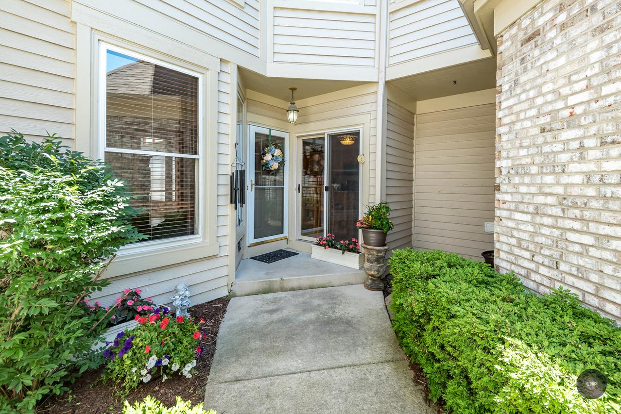 936 Heathrow Ln., Naperville, IL 60540