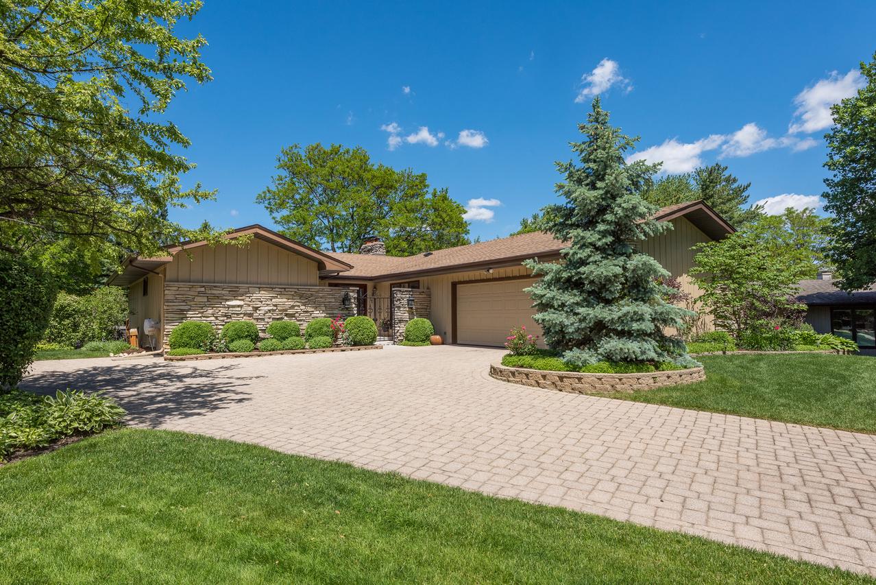 1236 Red Silver Ct., Downers Grove, IL 60515