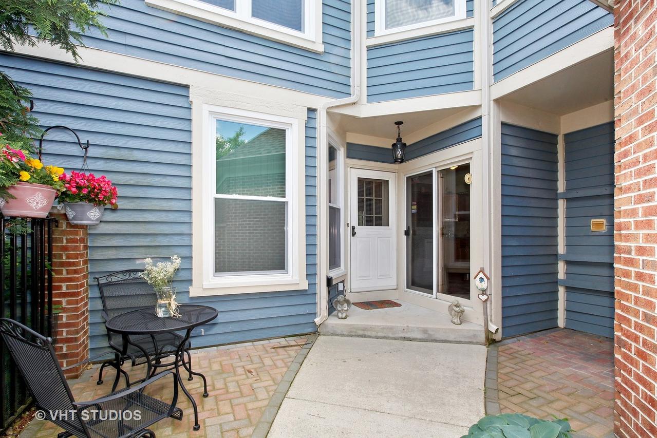 914 Heathrow Ln., Naperville, IL 60540