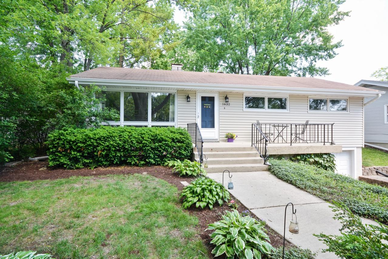 1632 S 4th Pl., St. Charles, IL 60174