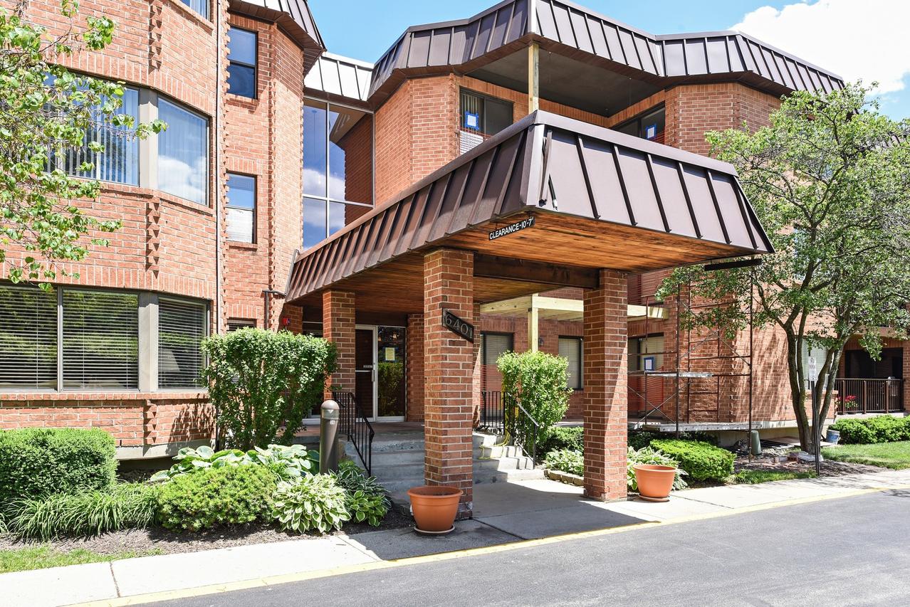 6401 Clarendon Hills Rd. #304, Willowbrook, IL 60527