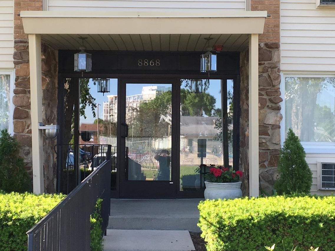 8868 Kenneth Dr. #APT2C, Des Plaines, IL 60016
